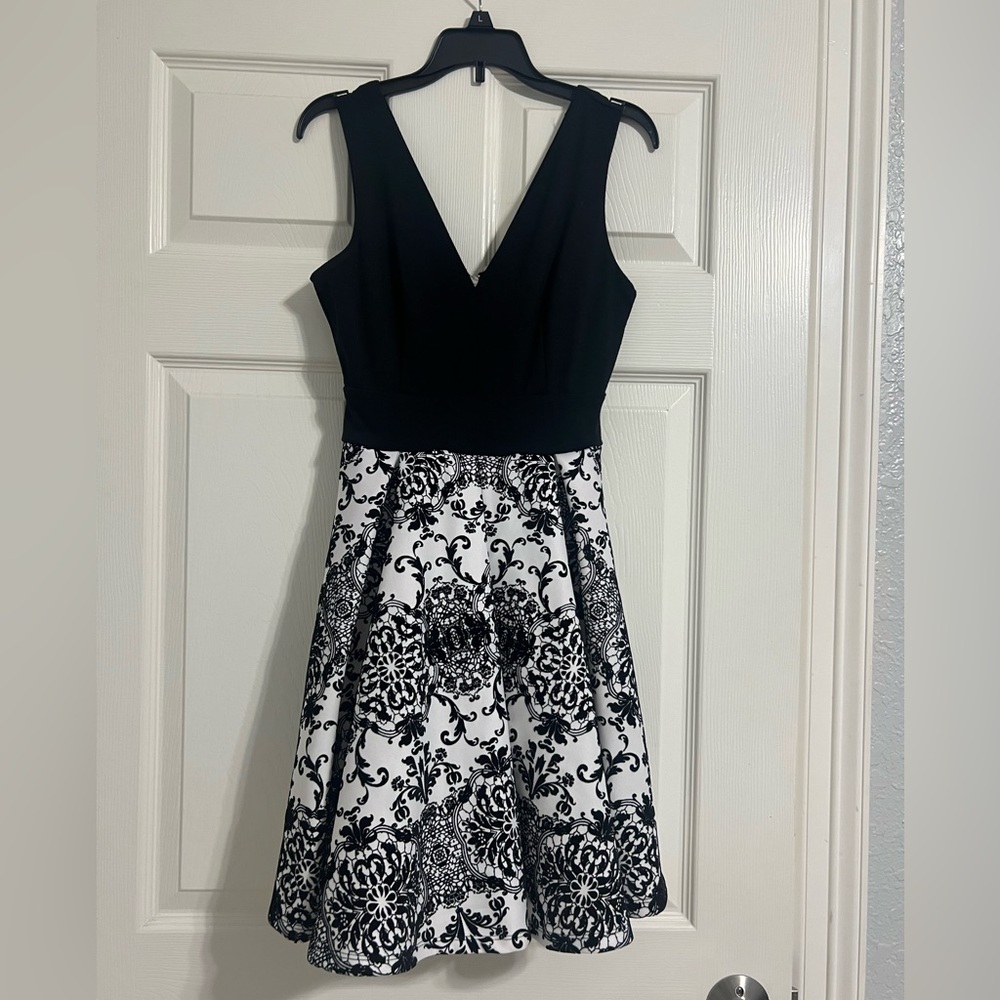 Haute Monde Black and White Sleeveless V-neck A-line Patterned Mini Dress